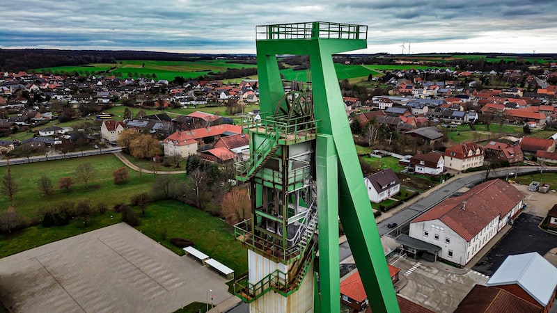 une vue aérienne d'une tour verte dans une petite ville